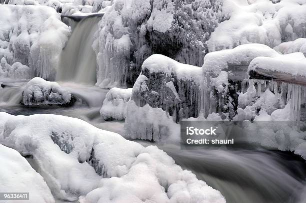 Зима Stream — стоковые фотографии и другие картинки Без людей - Без людей, Вода, Водопад