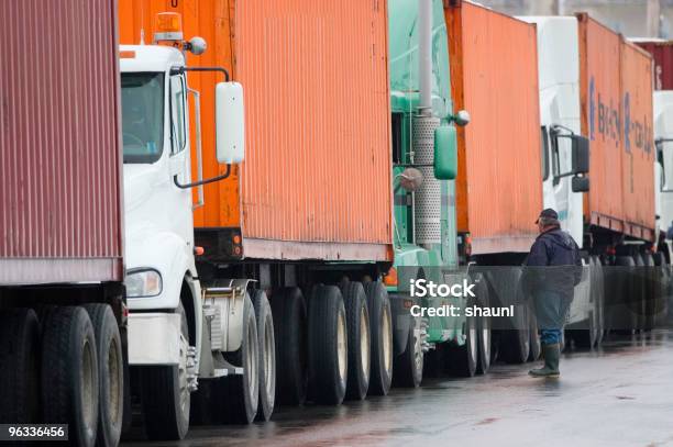 Foto de Esperando A Carga e mais fotos de stock de Motorista de Caminhão - Motorista de Caminhão, Caminhão, Esperar