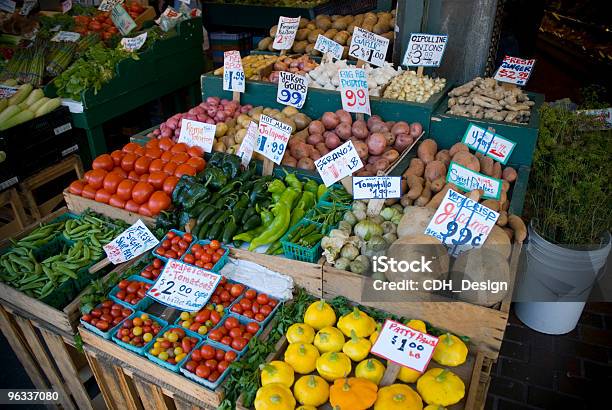 Mercado De Agricultores Foto de stock y más banco de imágenes de Alimento - Alimento, Brote, Calabacita