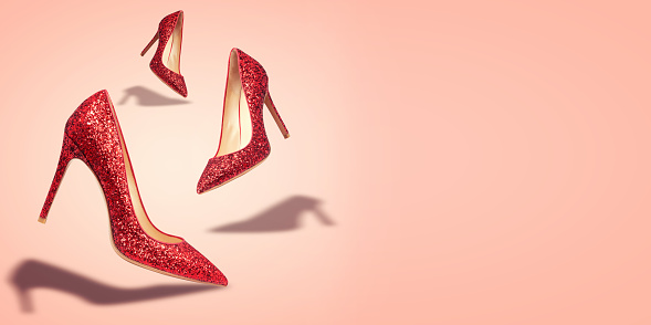  Concepto Mujer Zapatos Con Espacio De Copia Sobre Fondo Rojo Foto de stock y más banco de imágenes de Lujo