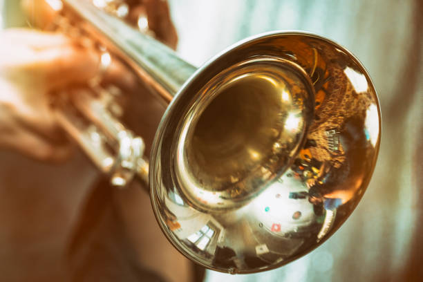 trompetista se está reproduciendo en una trompeta de plata - trumpet fotografías e imágenes de stock