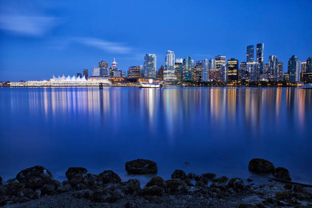 horizonte de vancouver a hora azul, canadá - downtown vancouver - fotografias e filmes do acervo