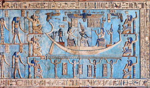 incisioni geroglifiche nell'antico tempio egizio - dendera foto e immagini stock