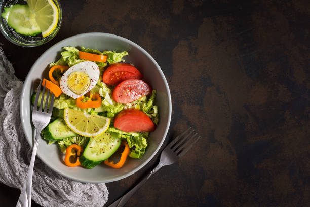 istock Vegetarian vegetable salad served on a gray plate, dark background. Top view, copy space. Flat lay 963391334