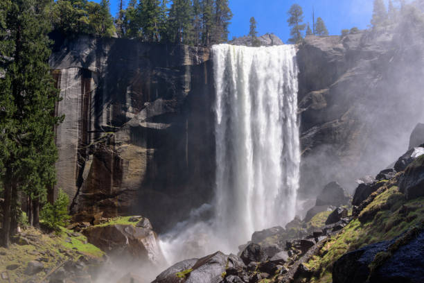 den mist trail vernal falls i början av sommaren, yosemite national park, kalifornien - yosemite falls bildbanksfoton och bilder