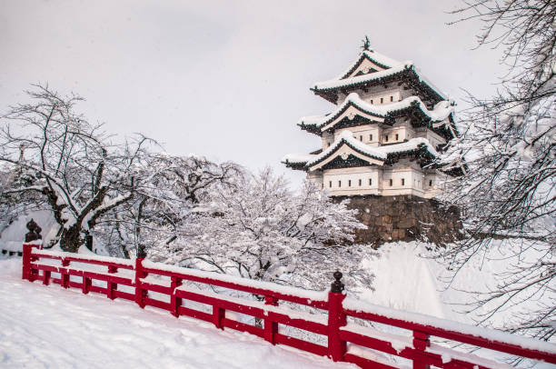 weiße turm der hirosaki schloss und seinen roten holzbrücke mitten im winter saison, aomori, tohoku, japan - präfektur aomori stock-fotos und bilder