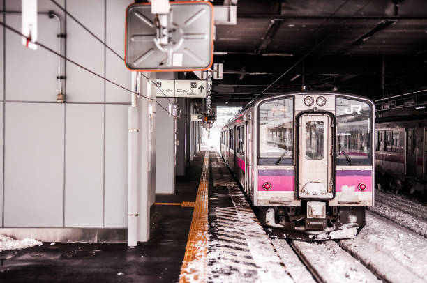 rosa streifen jr east 701-serie commutor zug in hirosaki station im winter trainieren emu alarmkontakt auf ou hauptlinie zwischen akita und aomori - opperated stock-fotos und bilder