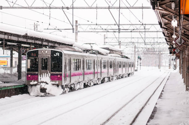 rosa streifen jr east 701-serie commutor zug in hirosaki station im winter trainieren emu alarmkontakt auf ou hauptlinie zwischen akita und aomori - opperated stock-fotos und bilder