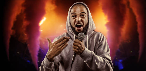 non-caucasienne africaine emcee rapper dans un micro sur des feux de concert - beat box photos et images de collection