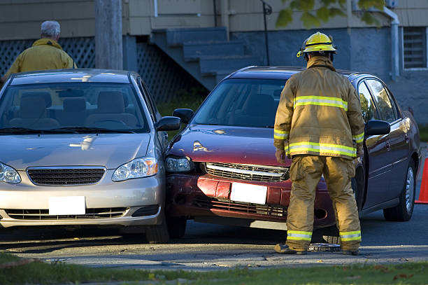 acidente de carro - dented bumper driving distracted imagens e fotografias de stock