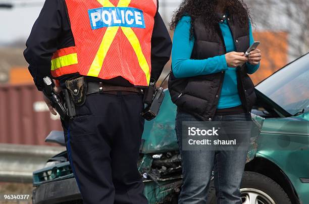 Accidente Escena De Foto de stock y más banco de imágenes de Cuerpo de policía - Cuerpo de policía, Accidente de automóvil, Mujeres