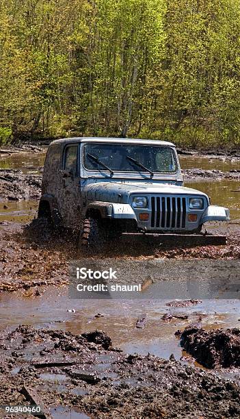 マッド Bogging - 四輪駆動車のストックフォトや画像を多数ご用意 - 四輪駆動車, トラック, 未舗装