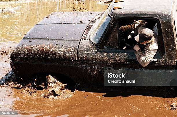 Mudding - Fotografias de stock e mais imagens de Entalado - Entalado, Pick-up, Lama - Solo