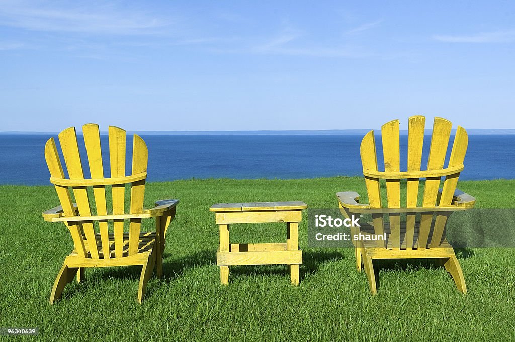 Sedie con vista - Foto stock royalty-free di Giallo