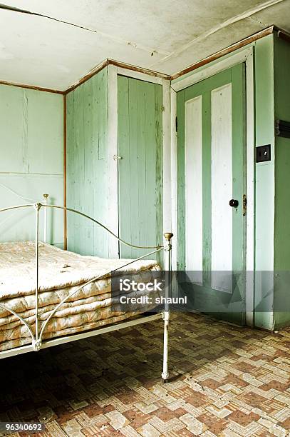 Гранж Спальня — стоковые фотографии и другие картинки Без людей - Без людей, В помещении, Вертикальный