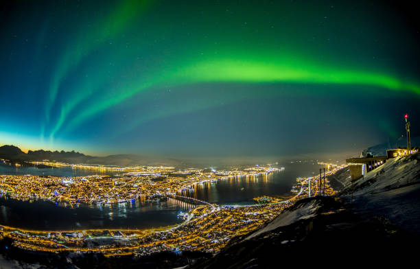 aurora boreal em tromsø - fjord norway nature color image - fotografias e filmes do acervo