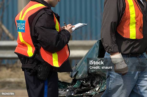 Oficial Na Cena - Fotografias de stock e mais imagens de Acidente - Conceito - Acidente - Conceito, Oficial - Posto militar, Acidente - Evento Relacionado com o Transporte