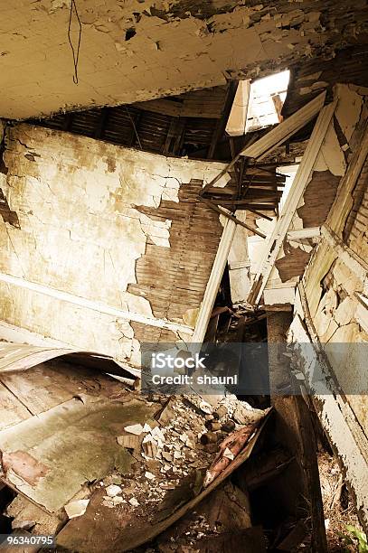 Foto de Caótica Interior e mais fotos de stock de Abandonado - Abandonado, Acabado, Anti-higiênico