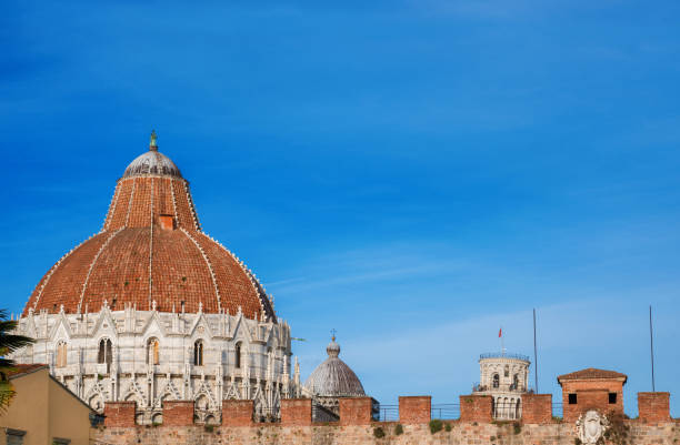 piza słynne zabytki na placu cudów - pisa tuscany italy baptistery zdjęcia i obrazy z banku zdjęć