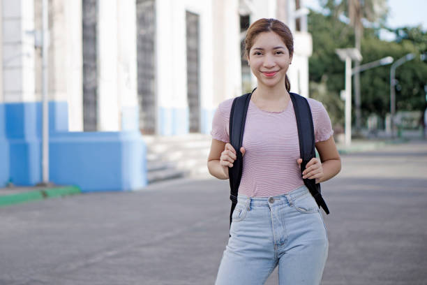 señora feliz de estudiante. - asian ethnicity philippines women beauty fotografías e imágenes de stock