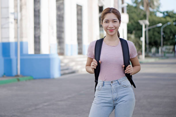 estudante universitário de senhora feliz. - asian ethnicity philippines women beauty - fotografias e filmes do acervo