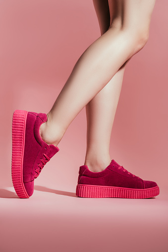 recortar foto de chicas en zapatillas con estilo en fondo rosa photo