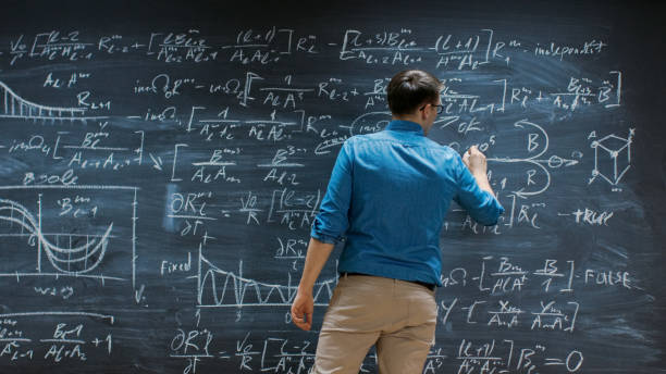 brillante junge mathematiker ist auf große tafel schreiben und denken über lange und komplexe gleichung / formel. - physics classroom teaching professor stock-fotos und bilder
