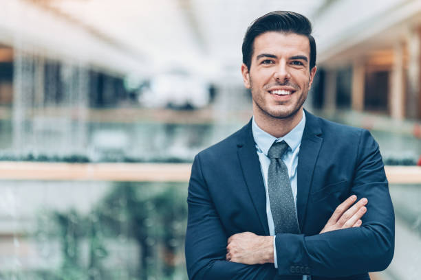 uomo d'affari con le braccia incrociate - opportunity job occupation business foto e immagini stock