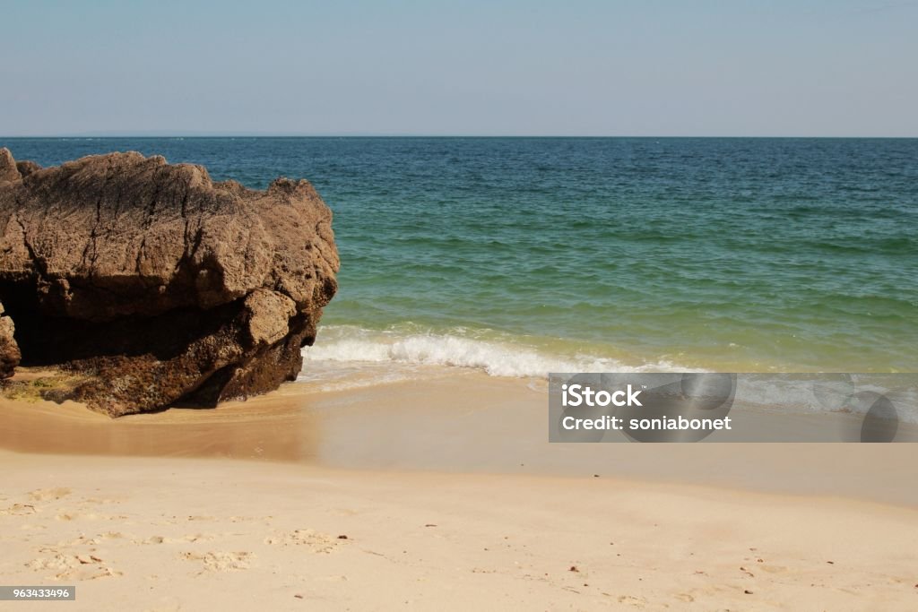 Eaux cristallines et les textures de la roche de Galapinhos plage - Photo de Ambiance - Événement libre de droits