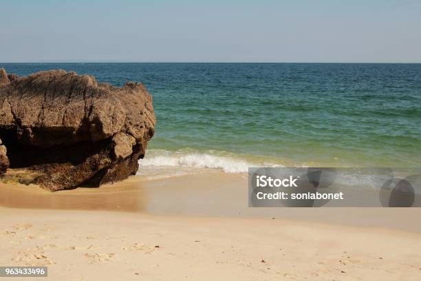 Photo libre de droit de Eaux Cristallines Et Les Textures De La Roche De Galapinhos Plage banque d'images et plus d'images libres de droit de Ambiance - Événement