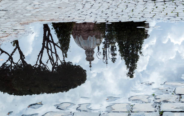 vieux bâtiment de méditerranée : reflété dans la flaque d’eau - puddle rome reflection street photos et images de collection