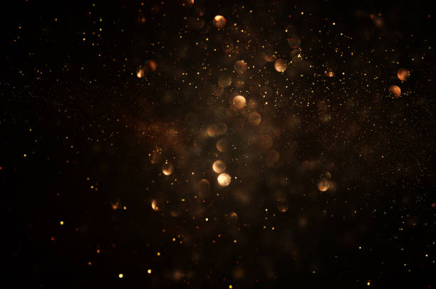 glitzer vintage lichter hintergrund. dunkles gold und schwarz. de konzentriert. - glitzernd fotos stock-fotos und bilder