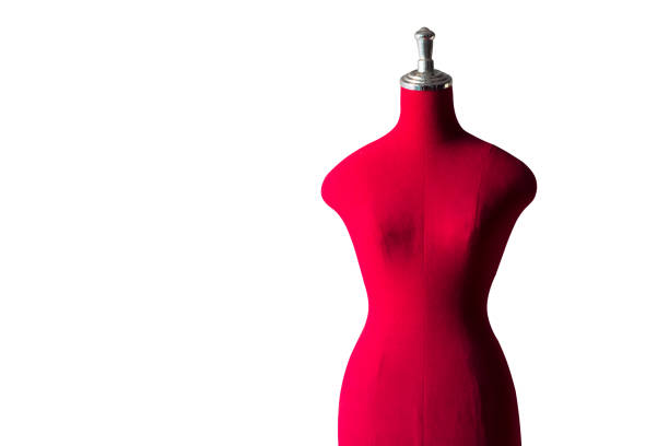 manichino rosso femminile per sarta o taylor isolato su sfondo nero - mannequin dressmakers model tape measure female foto e immagini stock