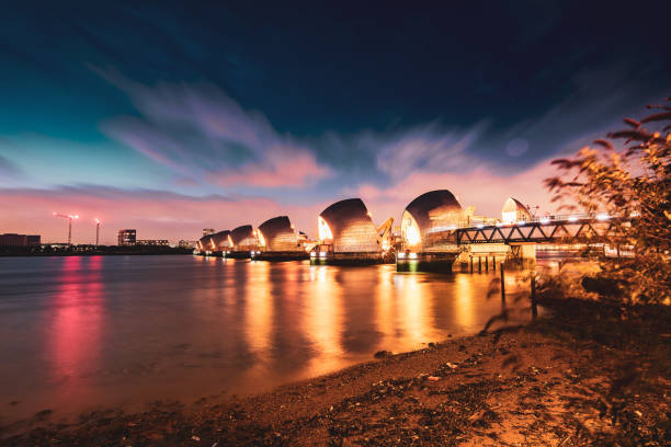 夜、ロンドン、英国テムズバリア - thames river thames barrier london england boundary ストックフォトと画像