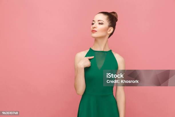 Stolze Frau Zeigefinger Selbst Stockfoto und mehr Bilder von Frauen - Frauen, Kleid, Grün