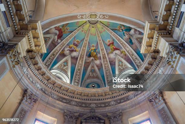 Detalle Del Techo De Una Capilla Con Ángeles Pintados Foto de stock y más banco de imágenes de Antigualla