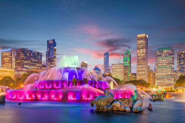 chicago, illinois, usa fontana e skyline - chicago fountain skyline night foto e immagini stock