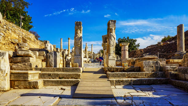 ruiny efezu w mieście i̇zmir - roman column arch pedestrian walkway zdjęcia i obrazy z banku zdjęć