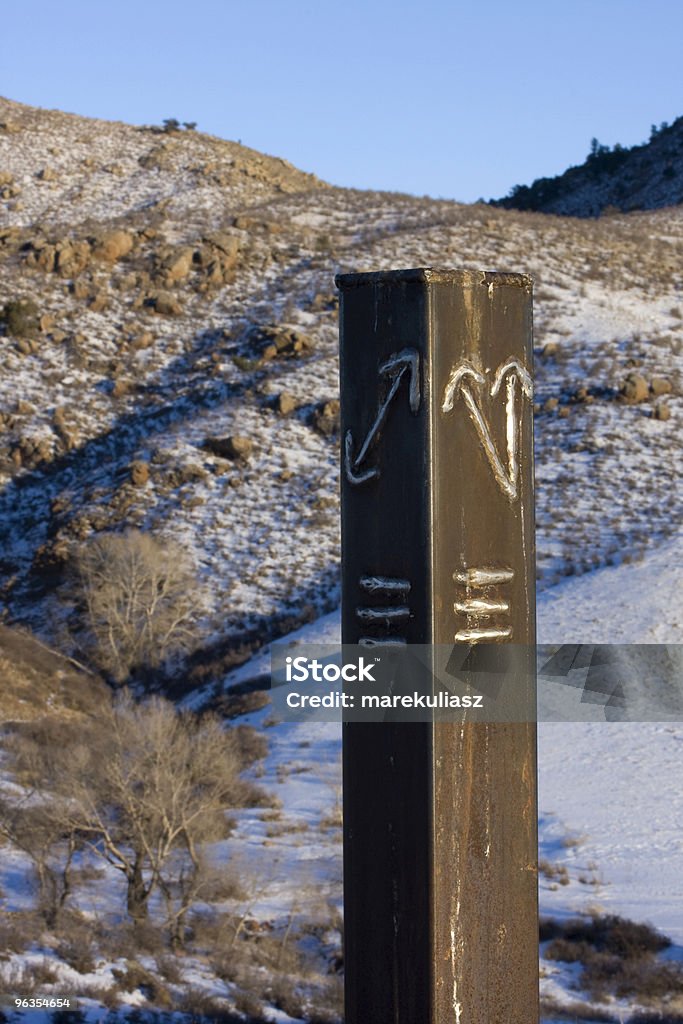 Znak szlaku na skrzyżowaniu w snowy mountains - Zbiór zdjęć royalty-free (Bez ludzi)