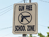 pistole-freie-schule-zone-zeichen-in-atlantic-city-nj-usa.jpg?b=1&s=170x170&k=20&c=raSMXCegFyDoxW108NB3nPDwaLw-pzvhKiT95nVFL8o=