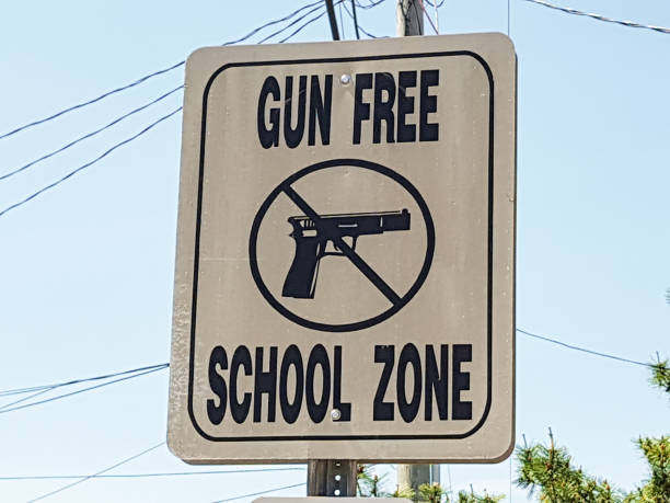 gun бесплатно школьной зоны знак в атлантик-сити, штат нью-джерси, сша - gun free zone sign стоковые фото и изображения