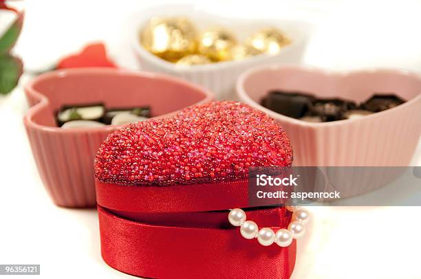 Foto de Valentine De Presentes E Trufas De Chocolate e mais fotos de stock de 2010 - 2010, Amor, Branco