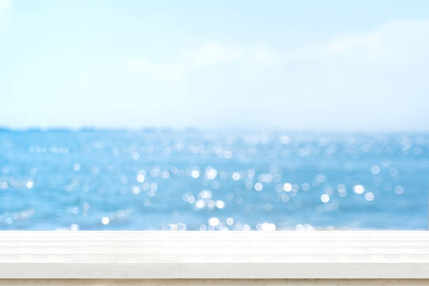 空木板檯面上帶有模糊的藍天和海 boekh 背景, 夏日假期的背景。類比的範本顯示或蒙太奇的產品或內容使用作為全景橫幅廣告。 - 吧台 圖片 個照片及圖片檔