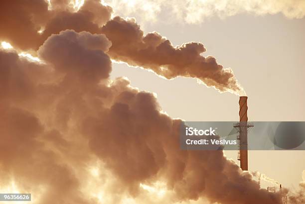 Photo libre de droit de Brun Pollution Bouffantes banque d'images et plus d'images libres de droit de Pollution - Pollution, Affaires internationales, Blanc