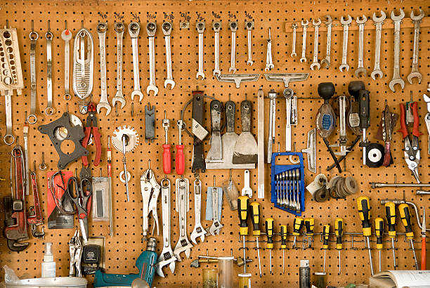 suspension outils - pegboard photos et images de collection