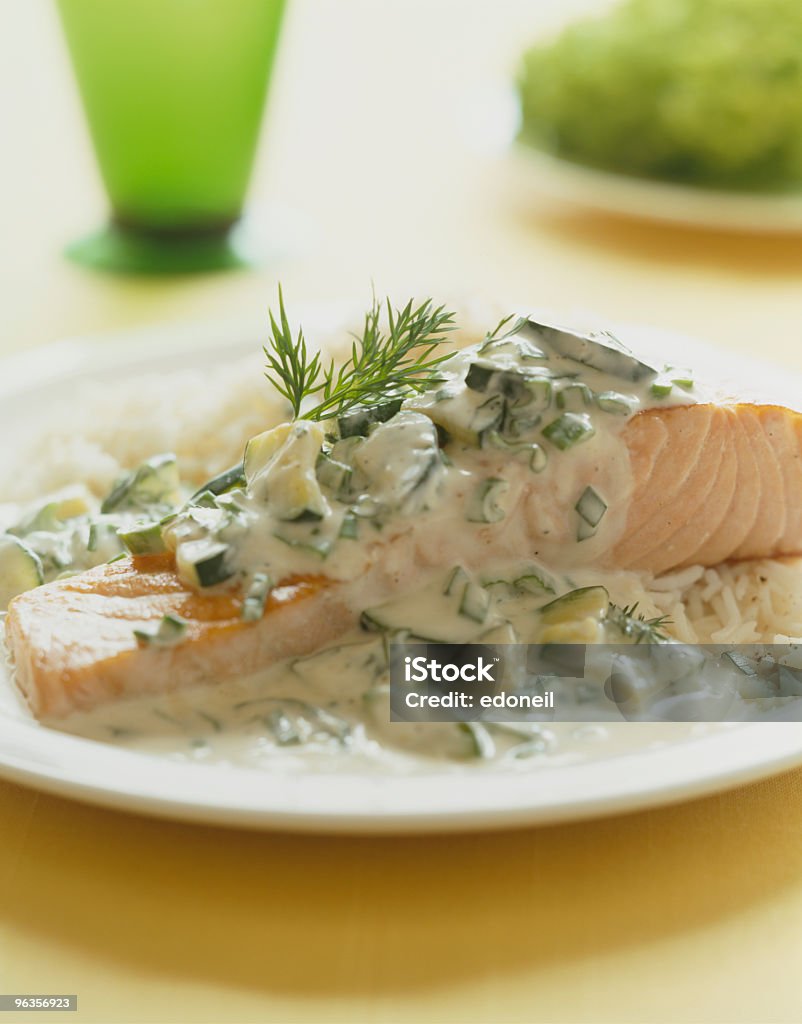 Salmón con salsa de eneldo - Foto de stock de Alimento libre de derechos