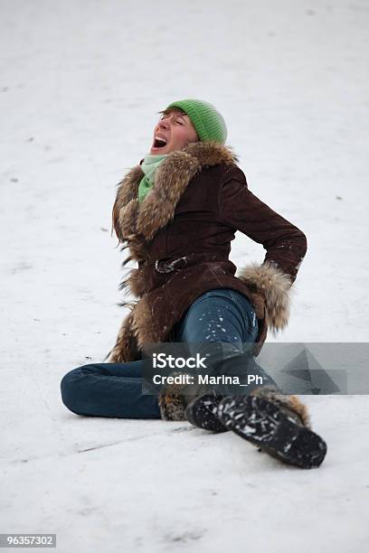 Krzyczący Kobieta W Snowy Road - zdjęcia stockowe i więcej obrazów Ból - Ból, Ciepła odzież, Dorosły