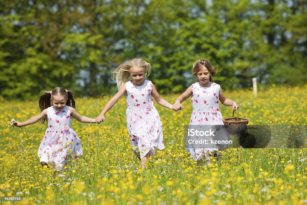 Kinder auf eine Ostereiersuche - Lizenzfrei Kind Stock-Foto