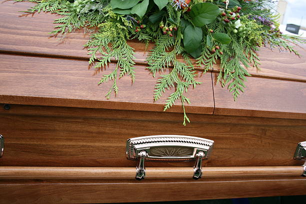 bellissimo chiuso in legno bara con composizione floreale sulla parte superiore - graveside service foto e immagini stock