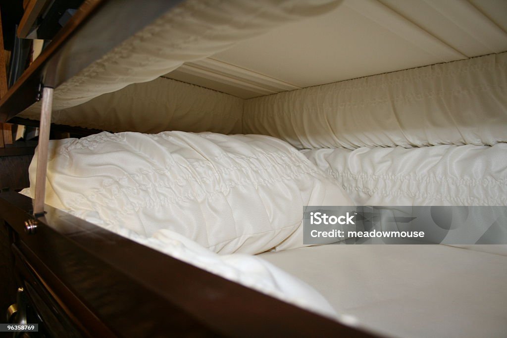 interior de casket ligeramente abierto - Foto de stock de Ataúd libre de derechos